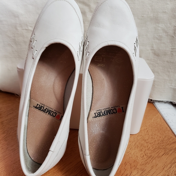 I love comfort white leather slip on flats. Size 8.5. Runs about a size smaller. - Picture 7 of 9